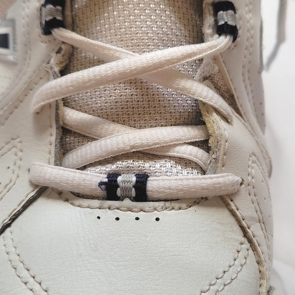 NEW BALANCE Sneakers. Comfort Insert. Size 10. COLOR White and Blue. - Picture 10 of 17